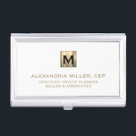 Caja Para Tarjetas De Visita Lujo blanco y dorado<br><div class="desc">Mantén tus tarjetas de visita organizadas con estilo con este elegante funda de tarjetas de visita con un sólido diseño de logotipo inicial en blanco y dorado. Perfecto para los planificadores inmobiliarios, los planificadores financieros y otros profesionales de negocios, este funda exuda sofisticación y profesionalismo. La construcción duradera garantiza que...</div>