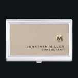 Caja Para Tarjetas De Visita Lujo Monograma de Oro Beige<br><div class="desc">Diseño moderno sencillo con medallón de oro metálico de lujo cepillado con nombre y título personalizado o texto personalizado debajo en tipografía clásica de bloques sobre un fondo sólido beige. Personalice el producto para su personalizado.</div>