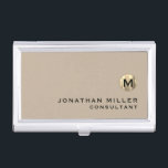 Caja Para Tarjetas De Visita Lujo Monograma de Oro Beige<br><div class="desc">Diseño moderno sencillo con medallón de oro metálico de lujo cepillado con nombre y título personalizado o texto personalizado debajo en tipografía clásica de bloques sobre un fondo sólido beige. Personalice el producto para su personalizado.</div>