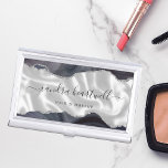 Caja Para Tarjetas De Visita Lujo Purpurina plateado de Agate Gris oscuro<br><div class="desc">Este elegante y moderno funda de tarjetas de visita presenta una imagen de seda blanca, enmarcada en la parte superior e inferior por un agua gris oscuro y húmedo bordeando los bordes de la pasarela con un purpurina de imitación de plata brillante. Personalízalo con tu nombre en escritura a mano...</div>