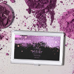 Caja Para Tarjetas De Visita Magenta Purpurinoso Y Elegante Artista De Maquilla<br><div class="desc">Presentamos un elegante y contemporáneo titular de tarjeta de visita diseñada exclusivamente para artistas de maquillaje. Este funda personalizado muestra una mezcla fascinante de pinceladas de chispa metálica y destellos deslumbrantes que se combinan con un sofisticado telón de fondo negro. El texto se puede adaptar completamente a sus preferencias, permitiéndole...</div>