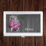 Caja Para Tarjetas De Visita Magenta Rustic Butterfly personalizada<br><div class="desc">Almacene sus tarjetas de visita con un portador de tarjetas de visita personalizado de mariposa rusa magenta. El diseño del portatarjetas de visita incluye una mariposa contra una vina de hojas blancas y fondo de madera gris oscura con un lugar para personalizar con tu nombre. También hay artículos adicionales disponibles...</div>