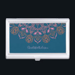 Caja Para Tarjetas De Visita Medalla moderna de Boho Mandala Nombre de guión Ve<br><div class="desc">Un giro moderno sobre un tema clásico de mandala,  de color rosa y naranja,  con un fondo verde azulado oscuro,  personalizado con tu nombre.</div>