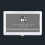 Caja Para Tarjetas De Visita Medallón profesional de monograma gris y blanco<br><div class="desc">El titular de la tarjeta profesional presenta un diseño sencillo en blanco y gris con un medallón estilizado en blanco y negro con tipografía moderna, con nombre y título a medida o papel en una tipografía blanca coordinada sobre un fondo gris con dos franjas blancas complementarias para equilibrar el diseño...</div>