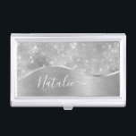 Caja Para Tarjetas De Visita Metálico personalizado del Purpurina de plata Glam<br><div class="desc">Personalice fácilmente este soporte de tarjetas de visita con motivos de purpurina metalizado y glamoroso con su propio nombre personalizado.</div>