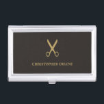 Caja Para Tarjetas De Visita Minimalista Dark Faux Gold Scissor Hairstylist<br><div class="desc">Elegante titular de tarjeta de visita con un patrón de tijera de oro falso y fondo gris oscuro. Perfecto para peinados. Diseño masculino minimalista.</div>