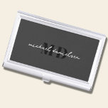 Caja Para Tarjetas De Visita Moderna escritura en blanco y negro monogramada<br><div class="desc">Una etiqueta moderna en blanco y negro monogramada para el equipaje es profesional. Es perfecto para los amantes del diseño y los hombres de negocios de estilo negro.</div>