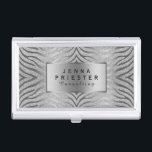 Caja Para Tarjetas De Visita Modernas rayas de cebra plateadas y Purpurina blan<br><div class="desc">Elegante purpurina blanco moderno y chispas con rayas de cebra abstractas plateadas patrón de impresión animal. Personalizable completo de la plantilla del titular de la tarjeta de visita. La tarjeta de visita coincidente está disponible, y cualquier producto que quieras pero que no pueda encontrarla. Si necesita ayuda para personalizar, cambiar...</div>