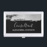 Caja Para Tarjetas De Visita Moderno Relieve metalizado de negocios plateado co<br><div class="desc">Relieve metalizado plateado y negro Brocha de pincel Consultor de moda Minimalista titular de tarjeta de visita con tipografía elegante con letras blancas para el monograma. El titular de la tarjeta de visita de pincel de Relieve metalizado puede personalizarse para cualquier profesión. Si el texto de la profesión o el...</div>