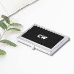 Caja Para Tarjetas De Visita Monograma blanco negro elegante masculino minimali<br><div class="desc">Elegante titular de tarjeta de visita con fondo negro y fuentes frescas. Perfecto para consultor,  abogado o cualquier profesional.</div>