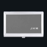Caja Para Tarjetas De Visita Monograma clásico gris Minimalista profesional<br><div class="desc">El titular profesional de la tarjeta de visita presenta un diseño minimalista elegante en una paleta de color gris con acentos blancos. Las iniciales del monograma del personalizado se presentan en un fondo gris sencillo; se colocan en la esquina inferior derecha. Mostrado con las iniciales personalizadas de monograma en un...</div>