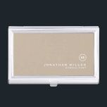 Caja Para Tarjetas De Visita Monograma clásico mínimo de color beige<br><div class="desc">Diseño de monograma minimalista con medallón de monograma clásico en bloque en un tipo de letra clásico con nombre y título personalizados sobre un sencillo fondo beige. Personalice el producto para su personalizado.</div>