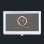 Caja Para Tarjetas De Visita Monograma color de rosa del círculo del oro<br><div class="desc">Caja de la tarjeta de visita en oro color de rosa y gris oscuro,  con su monograma dentro de un círculo de forma anular del agua.</div>