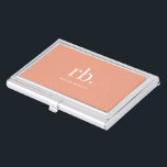 Caja Para Tarjetas De Visita Monograma Coral Peach Elegante Femenino Minimalist<br><div class="desc">Un minimalista diseño de monograma con grandes iniciales tipográficas en una fuente clásica con su nombre debajo sobre un fondo femenino de melocotón de coral. ¡El regalo o accesorio perfectamente personalizado!</div>