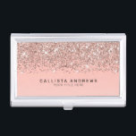 Caja Para Tarjetas De Visita Monograma de gradiente rosado de confetti dorado d<br><div class="desc">Este elegante diseño de moda es perfecto para la moderna moda y elegante. Muestra un confetti falso rosa brillante de purpurina dorado impreso que se vierte encima de un oscuro gradiente de color rosa y rosa burdeos. Es un diseño de lujo moderno, glamuroso, bonito y a la moda. Simplemente personalizar...</div>