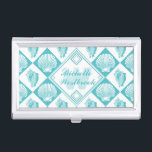 Caja Para Tarjetas De Visita Monograma de la playa Náutica de Diamante de Marea<br><div class="desc">Este patrón de conchas azules y blancas evoca imágenes de la playa y del verano. Hay dos variedades de cáscaras en el diseño, sobre diamantes azules y blancos alternos, y una forma central de diamante donde se puede añadir un monograma y un nombre u otro texto. Perfecto para la decoración...</div>