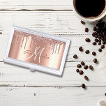 Caja Para Tarjetas De Visita Monograma de moda de oro Rosa Purpurina personaliz<br><div class="desc">Este diseño fue creado a través del arte digital. Puede ser personalizado en el área proporcionada o personalizándolo eligiendo la opción de pulsar para personalizar y cambiando el nombre, iniciales o palabras. También puede cambiar el color y estilo del texto o eliminar el texto para un diseño de sólo imagen....</div>