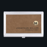 Caja Para Tarjetas De Visita Monograma de oro Ante marrón de lujo<br><div class="desc">Diseño moderno sencillo con medallón de oro metálico de lujo cepillado con nombre y título personalizado o texto personalizado debajo en tipografía clásica de bloques sobre fondo de cuero ante marrón texturizado. Personalice el producto para su personalizado.</div>