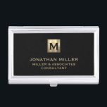 Caja Para Tarjetas De Visita Monograma de oro cepillado negro<br><div class="desc">Aumente su aspecto profesional con este elegante y práctico funda de tarjetas de visita. Con un medallón de monograma cepillado con su marca de nombres y título en tipografía clásica de bloques, este funda es una excelente manera de mantener sus tarjetas de visita organizadas y protegidas. El elegante fondo negro...</div>
