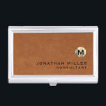 Caja Para Tarjetas De Visita Monograma de oro de cuero marrón de lujo<br><div class="desc">Diseño moderno sencillo con medallón de oro metálico de lujo cepillado con nombre y título personalizado o texto personalizado debajo en tipografía clásica de bloques sobre un fondo texturado de cuero marrón estable. Personalice el producto para su personalizado.</div>