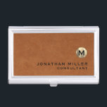 Caja Para Tarjetas De Visita Monograma de oro de cuero marrón de lujo<br><div class="desc">Diseño moderno sencillo con medallón de oro metálico de lujo cepillado con nombre y título personalizado o texto personalizado debajo en tipografía clásica de bloques sobre un fondo texturado de cuero marrón estable. Personalice el producto para su personalizado.</div>