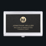 Caja Para Tarjetas De Visita Monograma de oro de cuero negro de lujo<br><div class="desc">Aumente su aspecto profesional con este elegante y práctico funda de tarjetas de visita. Con un medallón de monograma cepillado con su marca de nombres y título en tipografía clásica de bloques, este funda es una excelente manera de mantener sus tarjetas de visita organizadas y protegidas. El fondo de la...</div>