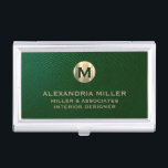 Caja Para Tarjetas De Visita Monograma de oro de cuero verde premium<br><div class="desc">Muestra tu estilo y sofisticación con este lujoso funda de tarjetas de visita de cuero verde con un lujoso monograma de oro. Con un medallón de monograma dorado cepillado con su marca de nombres y título en tipografía clásica de bloques, este funda es una excelente manera de mantener sus tarjetas...</div>