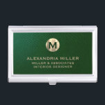 Caja Para Tarjetas De Visita Monograma de oro de cuero verde premium<br><div class="desc">Muestra tu estilo y sofisticación con este lujoso funda de tarjetas de visita de cuero verde con un lujoso monograma de oro. Con un medallón de monograma dorado cepillado con su marca de nombres y título en tipografía clásica de bloques, este funda es una excelente manera de mantener sus tarjetas...</div>