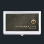 Caja Para Tarjetas De Visita Monograma de oro negro de lujo mínimo<br><div class="desc">Diseño de monograma minimalista con medallón de monograma de oro metálico cepillado con nombre y título personalizados o texto personalizado debajo en tipografía clásica de bloques sobre un fondo texturado en tonos de castaño negro. Personalice el producto para su personalizado.</div>