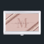 Caja Para Tarjetas De Visita Monograma de pincel de cobre Rosa de moda<br><div class="desc">Estuche moderno para tarjetas de visita Monograma de Cepillo de Cobre de Relieve metalizado dorado Rosa con su monograma personalizado y detalles con nuestros trazos de cepillo de moda de lujo en tonos rosa de oro,  cobre,  bronce y arcilla de color. ¡Perfecto para tu estética glamurosa!</div>