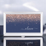 Caja Para Tarjetas De Visita Monograma de Purpurina rosa Rubor Rosa azul de la<br><div class="desc">Azul marino y oro Rosa - Purpurina de espuma rosada Rubor Script Monograma Nombre de la tarjeta de visita. Esto hace que el dulce perfecto cumpleaños 16, boda, ducha de novia, aniversario, ducha de bebé o fiesta de soltera sea regalo para alguien que ama el lujo glam y los estilos...</div>