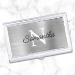 Caja Para Tarjetas De Visita Monograma de Relieve metalizado metálico de Faux p<br><div class="desc">Crea tu propio funda de tarjetas minimalistas monogramado en blanco y negro. Guión moderno estilo monolíneo para su nombre sobre un estilo más clásico de tipo monograma. El fondo presenta un falso Relieve metalizado de gradiente oscuro de color gris plateado que se imprime como una foto.</div>