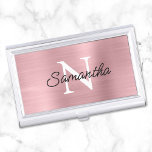 Caja Para Tarjetas De Visita Monograma de Relieve metalizado metálico Faux rosa<br><div class="desc">Crea tu propio funda de tarjetas minimalistas monogramado en blanco y negro. Guión moderno estilo monolíneo para su nombre sobre un estilo más clásico de tipo monograma. El fondo está decorado con un Relieve metalizado oscuro de color rosa claro y negro que imita una foto.</div>