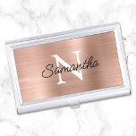 Caja Para Tarjetas De Visita Monograma de Relieve metalizado metálico Rosa de c<br><div class="desc">Crea tu propio funda de tarjetas minimalistas monogramado en blanco y negro. Guión moderno estilo monolíneo para su nombre sobre un estilo más clásico de tipo monograma. El fondo presenta un falso Relieve metalizado oscuro de estilo metalizado color rosa claro y dorado que se imprime como una foto.</div>
