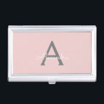 Caja Para Tarjetas De Visita Monograma de Rubor Gris rosa moderno con guión de<br><div class="desc">Soporte de tarjeta de visita Rubor Pink and Grey Simple Script Monograma Nombre. Esto hace que el dulce perfecto cumpleaños 16,  boda,  ducha de novia,  aniversario,  ducha de bebé o fiesta de soltera sea regalo para alguien que ama el lujo glam y los estilos de moda.</div>