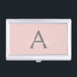 Caja Para Tarjetas De Visita Monograma de Rubor Gris rosa moderno con guión de<br><div class="desc">Soporte de tarjeta de visita Rubor Pink and Grey Simple Script Monograma Nombre. Esto hace que el dulce perfecto cumpleaños 16,  boda,  ducha de novia,  aniversario,  ducha de bebé o fiesta de soltera sea regalo para alguien que ama el lujo glam y los estilos de moda.</div>