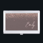 Caja Para Tarjetas De Visita Monograma de Terracotta Rosa Oro Rubor Purpurina r<br><div class="desc">Terracotta y Rosa Gold - Rubor Pink Sparkle Purpurina Script Monograma Nombre titular de la tarjeta de visita. Esto hace que el dulce perfecto cumpleaños 16, boda, ducha de novia, aniversario, ducha de bebé o fiesta de soltera sea regalo para alguien que ama el lujo glam y los estilos de...</div>