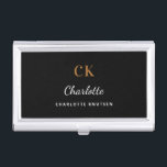 Caja Para Tarjetas De Visita Monograma dorado negro nombre elegante moderno<br><div class="desc">Un fondo negro de moda clásico. Personalice y agregue su nombre,  iniciales de monograma y nombre completo. Moderna,  moderna y sencilla.</div>