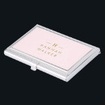 Caja Para Tarjetas De Visita Monograma elegante minimalista Rubor rosa y dorado<br><div class="desc">Un diseño de monograma personalizado sencillo y elegante en una tipografía minimalista moderna de oro sobre un elegante fondo rosa pastel. Las iniciales y el nombre del monograma se pueden personalizar fácilmente junto con la línea de funciones para hacer un diseño tan único como usted. El regalo o accesorio perfecto...</div>