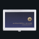 Caja Para Tarjetas De Visita Monograma mínimo de lujo cepillado de oro azul de<br><div class="desc">Diseño de monograma minimalista con medallón de monograma de oro metálico cepillado con nombre y título personalizados o texto personalizado debajo sobre un fondo degradado en tonos azul marino. Personalice el producto para su personalizado.</div>