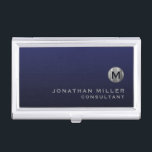 Caja Para Tarjetas De Visita Monograma mínimo de plata azul de la marina de luj<br><div class="desc">Diseño de monograma minimalista con medallón de monograma de plata metálica cepillado con nombre y título personalizados o texto personalizado debajo en tipografía clásica de bloques sobre un fondo degradado en tonos azul marino. Personalice el producto para su personalizado.</div>