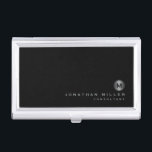 Caja Para Tarjetas De Visita Monograma mínimo negro plateado<br><div class="desc">Diseño de monograma minimalista con tipografía clásica de bloques,  medallón de monograma metalizado plateado con nombre y título personalizados o texto personalizado debajo sobre un simple fondo negro. Personalice el producto para su personalizado.</div>