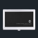 Caja Para Tarjetas De Visita Monograma mínimo negro plateado<br><div class="desc">Diseño de monograma minimalista con tipografía clásica de bloques,  medallón de monograma metalizado plateado con nombre y título personalizados o texto personalizado debajo sobre un simple fondo negro. Personalice el producto para su personalizado.</div>