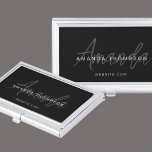 Caja Para Tarjetas De Visita Monograma moderno de moda personalizado con nombre<br><div class="desc">Haga una potente declaración de profesionalismo con nuestro estuche profesional elegante moderno personalizado con el nombre de la tarjeta de visita negra. Este funda, cuidadosamente diseñado, refleja su estilo único, a la vez que exuberante sofisticación y encanto contemporáneo. Personalizado con tu nombre, añade un toque personalizado que distingue tus esfuerzos...</div>