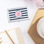 Caja Para Tarjetas De Visita Monograma rosa de la Marina Náutica y la franja bl<br><div class="desc">Este titular de tarjeta de visita preppy-moda incluye amplias franjas náuticas azul marino y blanco, una insignia de cuerda circular y su monograma inicial en rosa magenta caliente. Un magnífico combinado de color rosa y marina y la forma perfecta de añadir un poco de estilo náutico a los accesorios de...</div>