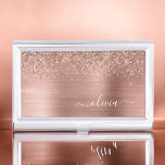 Caja Para Tarjetas De Visita Monograma Rosa Metalizado de Purpurina rosa dorado<br><div class="desc">Oro Rosa - Purpurina de espuma metálica de Relieve metalizado de imitación rosada de Rubor Cepillado Monograma Metalizado titular de la tarjeta de visita. Esto hace que el dulce perfecto cumpleaños 16, boda, ducha de novia, aniversario, ducha de bebé o fiesta de soltera sea regalo para alguien que ama el...</div>