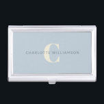 Caja Para Tarjetas De Visita Monograma simple y personalizado y nombre en azul<br><div class="desc">Monograma simple personalizado y nombre en el estuche Dusty Blue para tarjeta de visita</div>