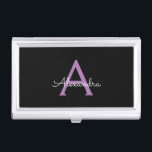 Caja Para Tarjetas De Visita Morado Black Script Girly Monograma Nombre<br><div class="desc">Monograma de escritura simple negro y púrpura titular de tarjeta de visita. Esto hace que el dulce perfecto cumpleaños 16,  boda,  ducha de novia,  aniversario,  ducha de bebé o fiesta de soltera sea regalo para alguien que ama el lujo glam y los estilos de moda.</div>
