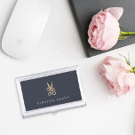Caja Para Tarjetas De Visita Navy Gold Floral Scissors Hairstylist personalizad<br><div class="desc">El elegante titular de la tarjeta de visita para los estilistas o dueños de salones de belleza incluye su nombre y/o nombre de negocios con letras blancas clásicas sobre un fondo azul marino adornado con un par de tijeras florales adornadas con un falso Relieve metalizado dorado. Hace un hermoso regalo...</div>