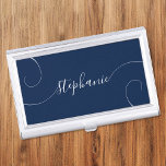 Caja Para Tarjetas De Visita Nombra de curry de escritura blanca y elegante<br><div class="desc">Diseño elegante de un guión de estilo de firma con colas extra de curvas. Se puede personalizar la marina o los colores azul oscuro y blanco. Personalizar el tamaño del tipo de letra o muévalo según sea necesario para nombres más largos o más cortos. Crea tu propio funda de tarjetas...</div>